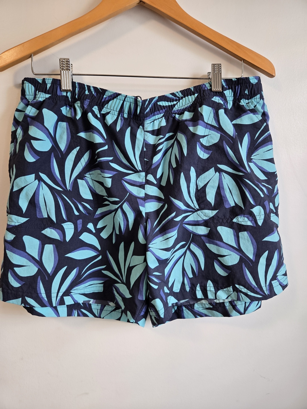 Columbia Women’s Navy Blue Leaf Print Elastic Waist Shorts